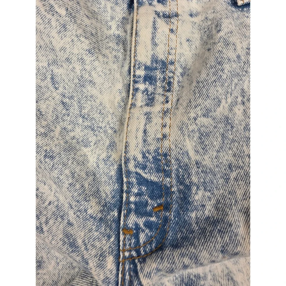 Levis has visible